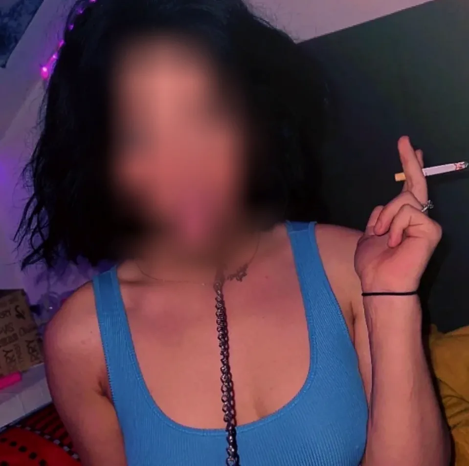Ela, 23
